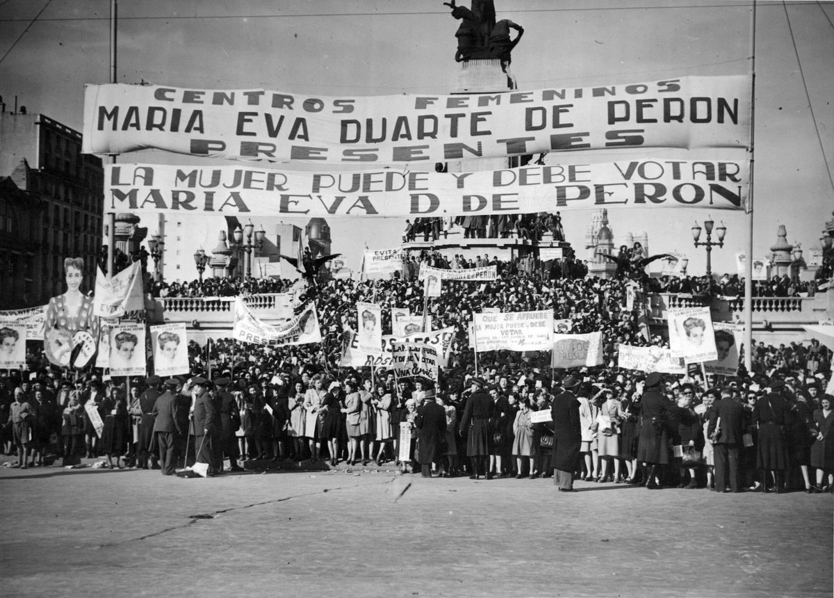 “Aquí está, hermanas mías, resumidas en letras apretadas...una larga historia de lucha, tropiezos y esperanzas”. Evita

El 11 de noviembre de 1951 las mujeres argentinas hacían historia votando por primera vez. 

Ese día Argentina fue un país más justo e inclusivo.

#VotoFemenino