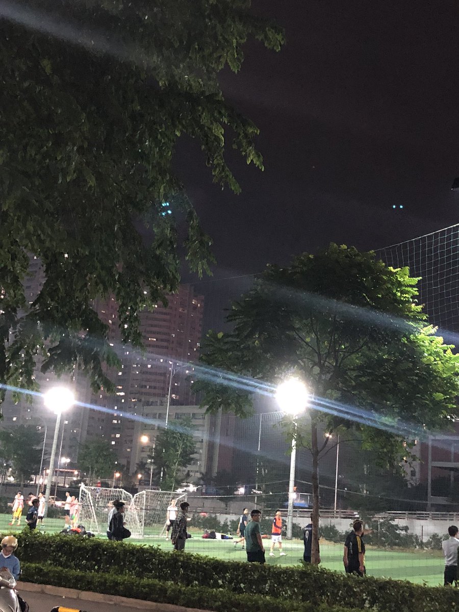 CassMomo's tweet photo. Tiện ghê chung cư nhà bé học sinh có sân đá bóng. Tôi xem đá bóng sau giờ dạy. https://t.co/aMnRRf10KF