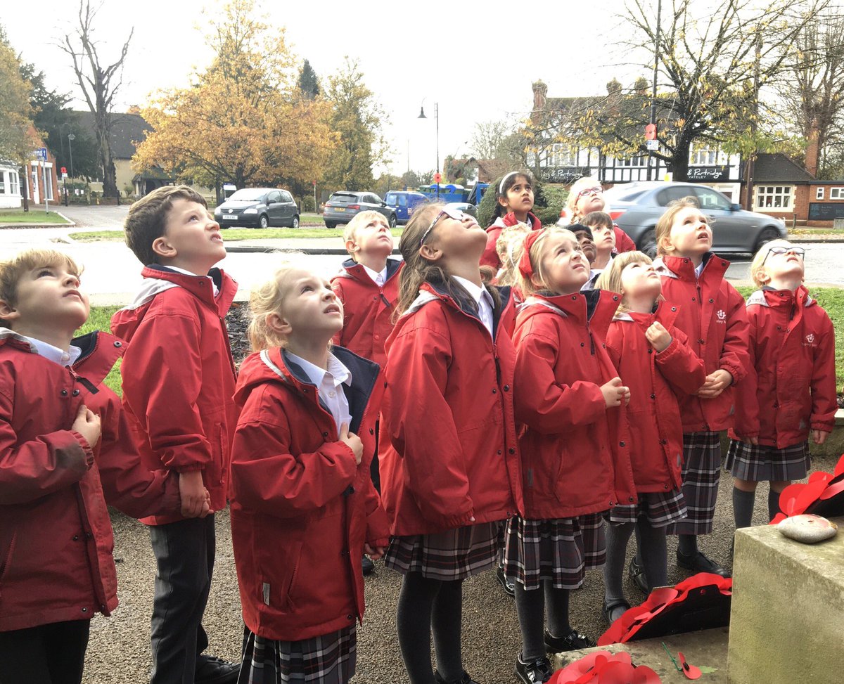 YMS_Year2's tweet photo. @YMS_Year2 visited the Yateley War Memorial yesterday. 🌺 
Such a poignant and important place for the children to visit. LEST WE FORGET 
#RemembranceDay 
#ArmisticeDay 
#TwoMinuteSilence 
@YMS_History https://t.co/LJ6U8pFjMw