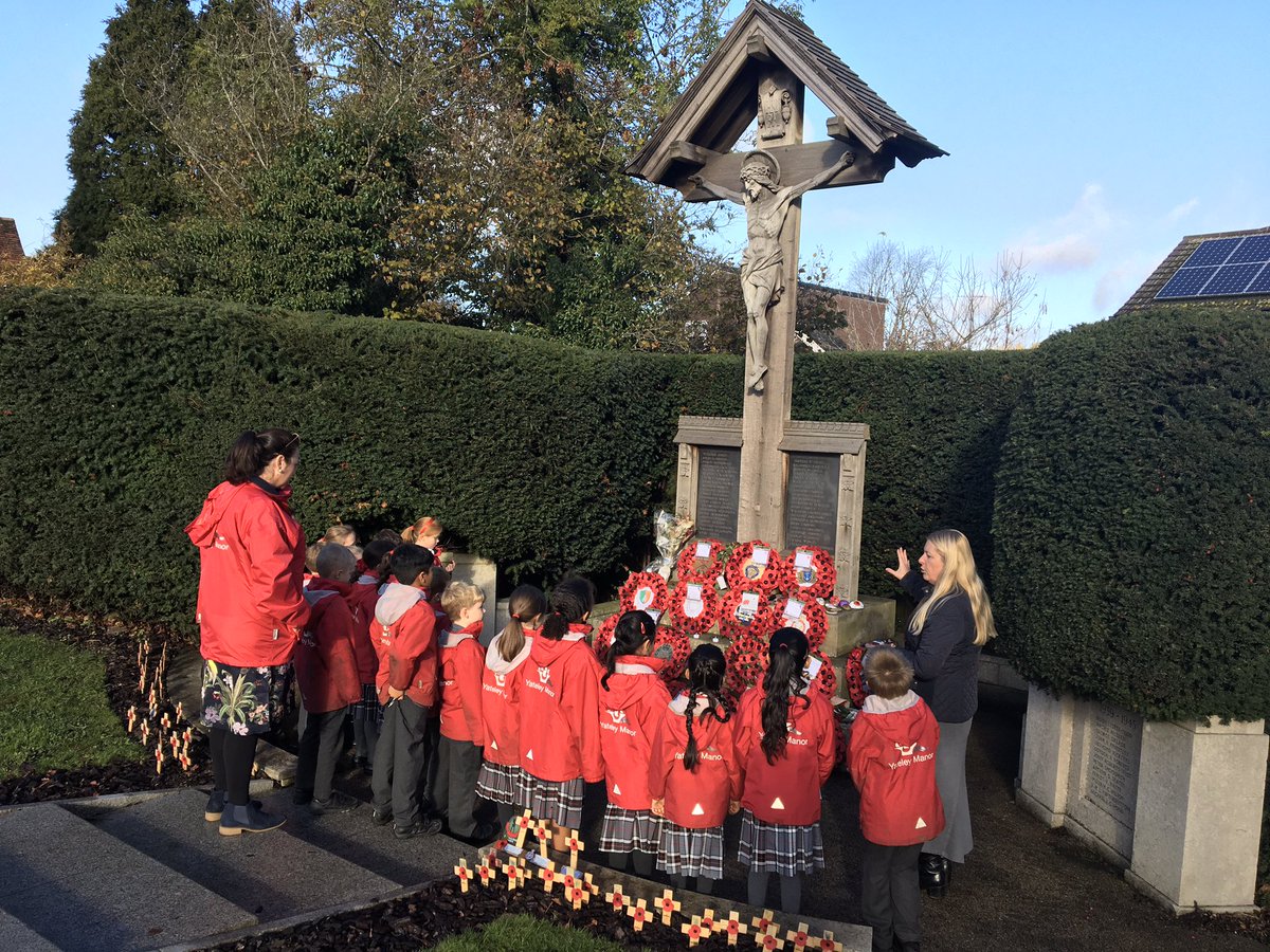 YMS_Year2's tweet photo. @YMS_Year2 visited the Yateley War Memorial yesterday. 🌺 
Such a poignant and important place for the children to visit. LEST WE FORGET 
#RemembranceDay 
#ArmisticeDay 
#TwoMinuteSilence 
@YMS_History https://t.co/LJ6U8pFjMw