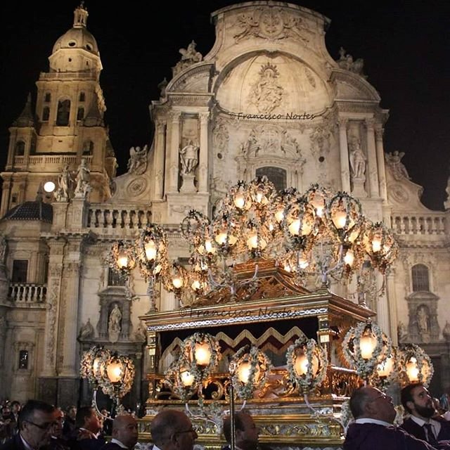 Tal día como hoy, nuestro corazón se inundó de una emoción maravillosa al ver a "La Cama" procesionar por las calles de Murcia en la magna procesión y para el recuerdo la imagen única de verla pasar ante el imafronte de la Catedral. Un día inolvidable verla procesionar.