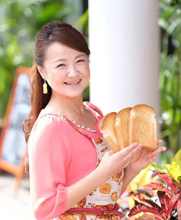 presentcorrect's tweet photo. Kaori Kajita is Japan's only buttered toast critic.

She travels the country hosting buttered toast evenings. Reviews toast &amp; is head of the Toast Association.

https://t.co/2UYLluTawv
https://t.co/lqSZLW444r https://t.co/OTspbUT3H6