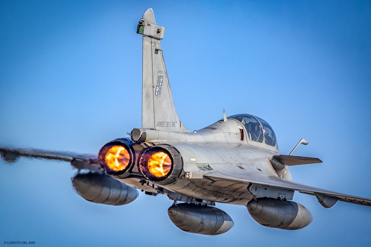 EscadronsChasse's tweet photo. Un équipage de l'#EC1_4 fait parler les M88 au décollage depuis la base de Gando pendant l'exercice Ocean Sky 2020.
#Rafale https://t.co/6hk15hvNHW