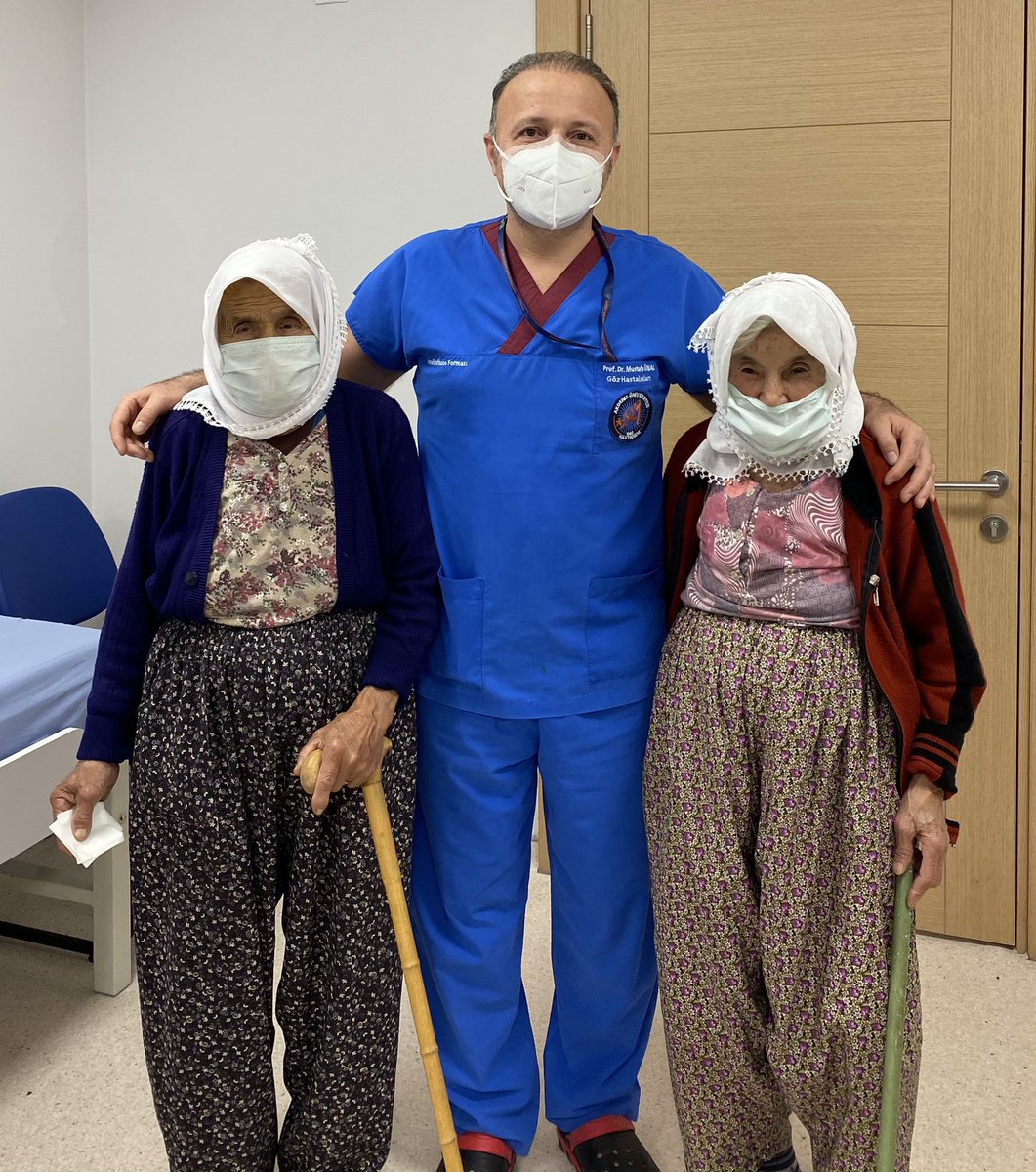 Yaşları bir asra yakın ve birbirlerine dünür iki teyzemizin göz ameliyatlarını başarı ile yaptık.
Fotoğraf çekerken “bizi de internete koyacak mısın” diyen bu iki güzel ve neşeli kadını şifa ile Kaş’a yolcu ettik. #katarakt