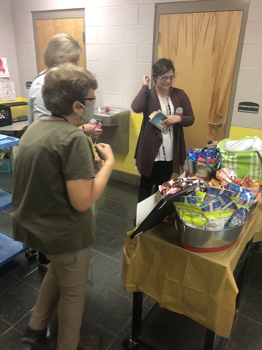 cauthen_amanda's tweet photo. Spreading our thankfulness this morning! #OPESeaglepride #OPESthsnkfulness #specialsettingsteam https://t.co/xQg3cUMqTY
