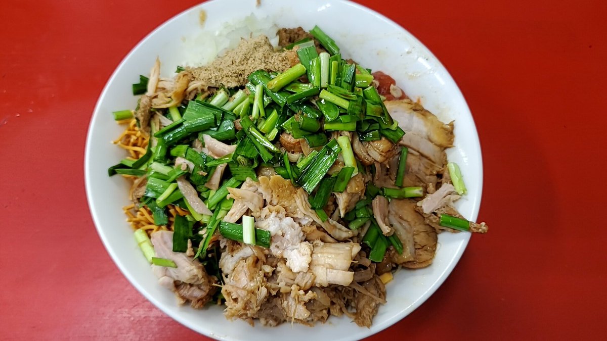 吉田 豚男 茨城県那珂市 豚まぜそば0g 豚ニラ 久しぶりに昼豚男 悩んだあげく 限定の豚まぜそばに 豚ニラ美味い ラー油も入れればよかったw今度はラーメンに入れて食べたい 桝渕祥与さんの隣に新やりきるよw