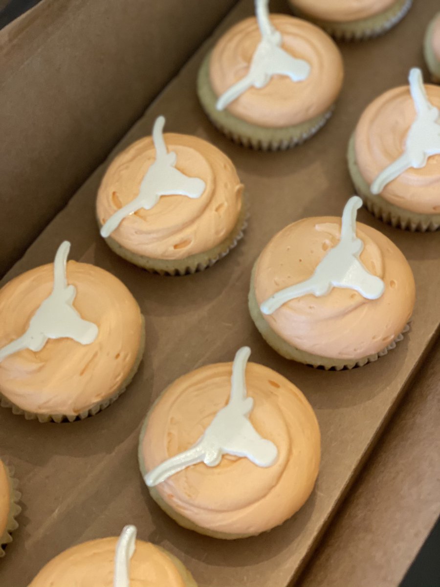22CameronByrd's tweet photo. Congratulations to all of the DFW soccer players signing today, especially from Solar Nation! Cool that our family business made these cupcakes too for a few UT commits Dreaming of 2025 signing day! https://t.co/s8gQn6x69K