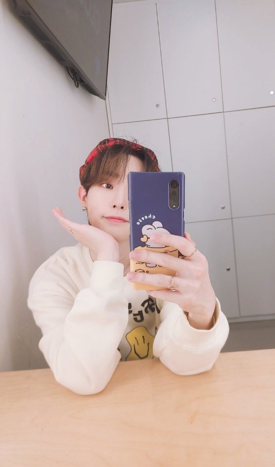 MYst_member's tweet photo. [#준태] 꽃받침 우~
#MYst #Juntae #모자 #영어로 #hat https://t.co/Sa7RihEvJQ