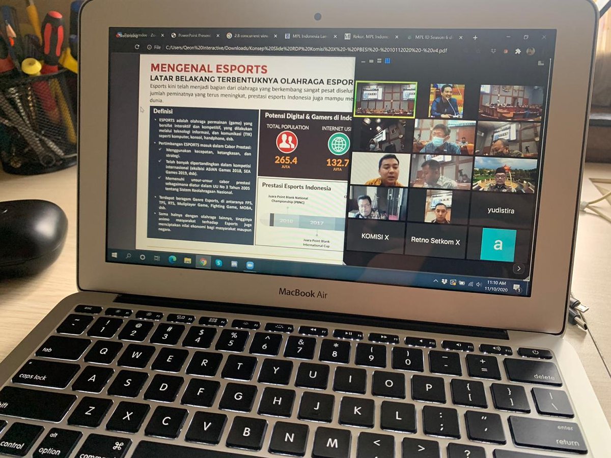 yoyoksukawi's tweet photo. Rapat lagi bahas eSports supaya masuk dalam RUU SKN. Tujuannya biar kawan-kawan atlet eSports dapat jaminan dari negara seperti kesehatan dan kesejahteraan..
#RUUSKN #kerjaYS #KomisiX https://t.co/QMj7lWDuLL