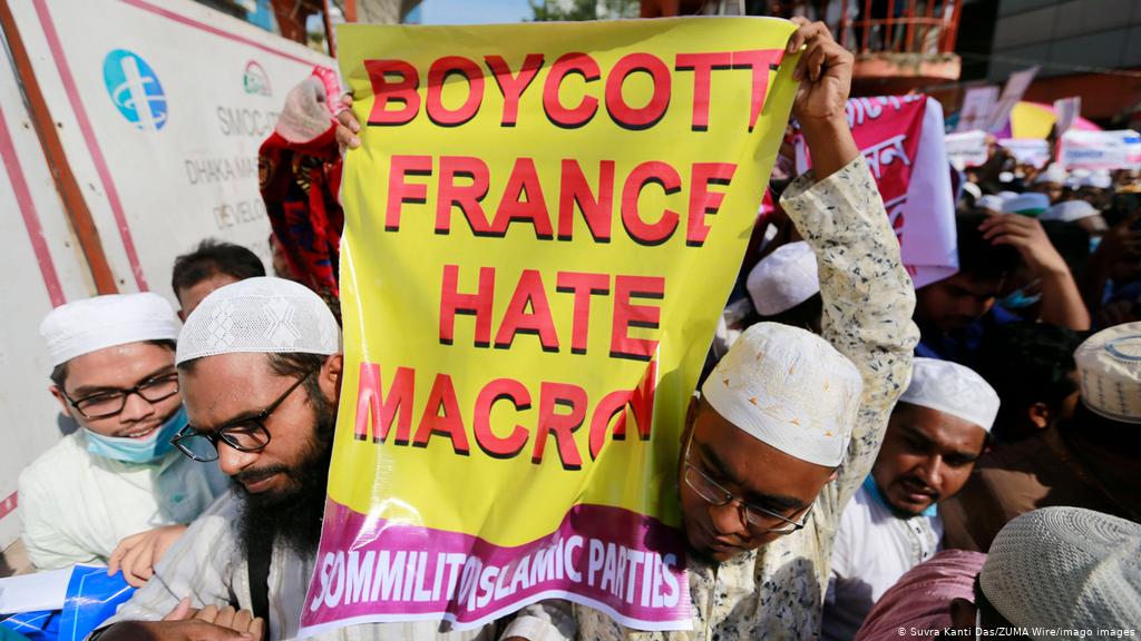 This event comes in light of the escalation of the popular boycott of Muslims in the world against the populist rhetoric of the French administration and for its publication of caricature pictures of the Prophet Muhammad, PBUH.2/4 #KSA  #France  #Macron  #Jeddah