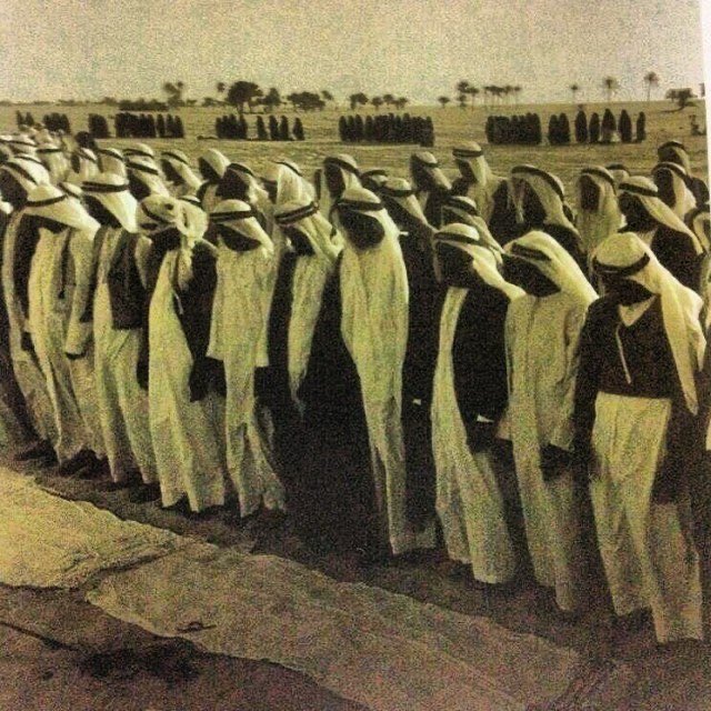 7) Placer les bras le long du corps durant les prières obligatoires (SADL) est un acte méritoire