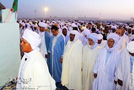 7) Placer les bras le long du corps durant les prières obligatoires (SADL) est un acte méritoire