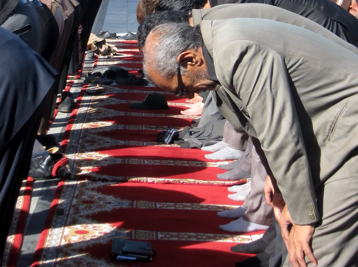 27) Faire le takbir pour le ruku’ est un acte sunnah28) Le faire pendant que l’on se baisse pour faire le ruku’ est un acte méritoire29) Ruku’ (minimum : mettre les paumes proche des genoux) est un acte obligatoire pour l’imam et celui qui prie seul, ainsi que le suiveur