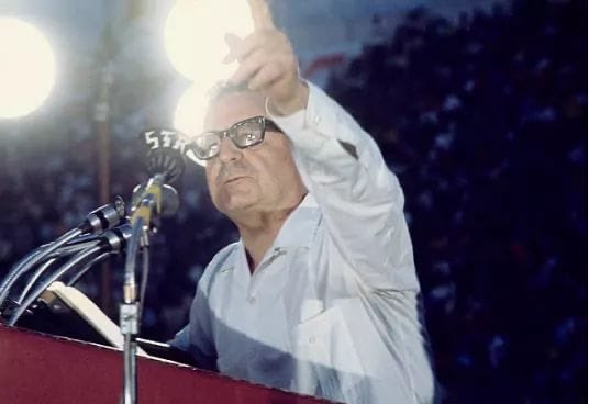 "Crear una sociedad que asegure a cada familia, a cada hombre o mujer, a cada joven y a cada niño: derechos, seguridades, libertades y esperanzas".
5/11/1970.
Estadio Nacional.

#50AñosUP
#AllendeVive
#UnPasadoLlenoDeFuturo