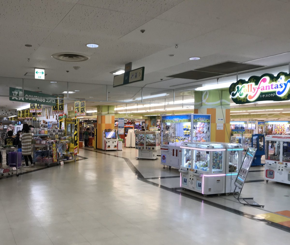 ならロー オークタウン大和高田 今日で閉店から2年 モーリーファンタジーは元らんらんらんどで ダイエーの名残だった 6階から大和高田の街を見下ろすのが好きでした