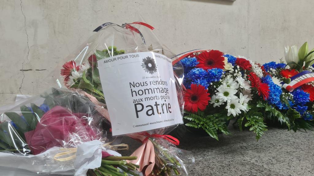 AhmadiyyaAp's tweet photo. L’Amour de la Patrie fait partie de la Foi.
Des membres de la Communauté musulmane #Ahmadiyya ont participé à la commémoration à #Eaubonne en hommage aux héros mort pour la Patrie et ont déposé une gerbe de fleurs.

#11Novembre #Armistice
#MuslimsForRemembrance https://t.co/JDOdH013q1