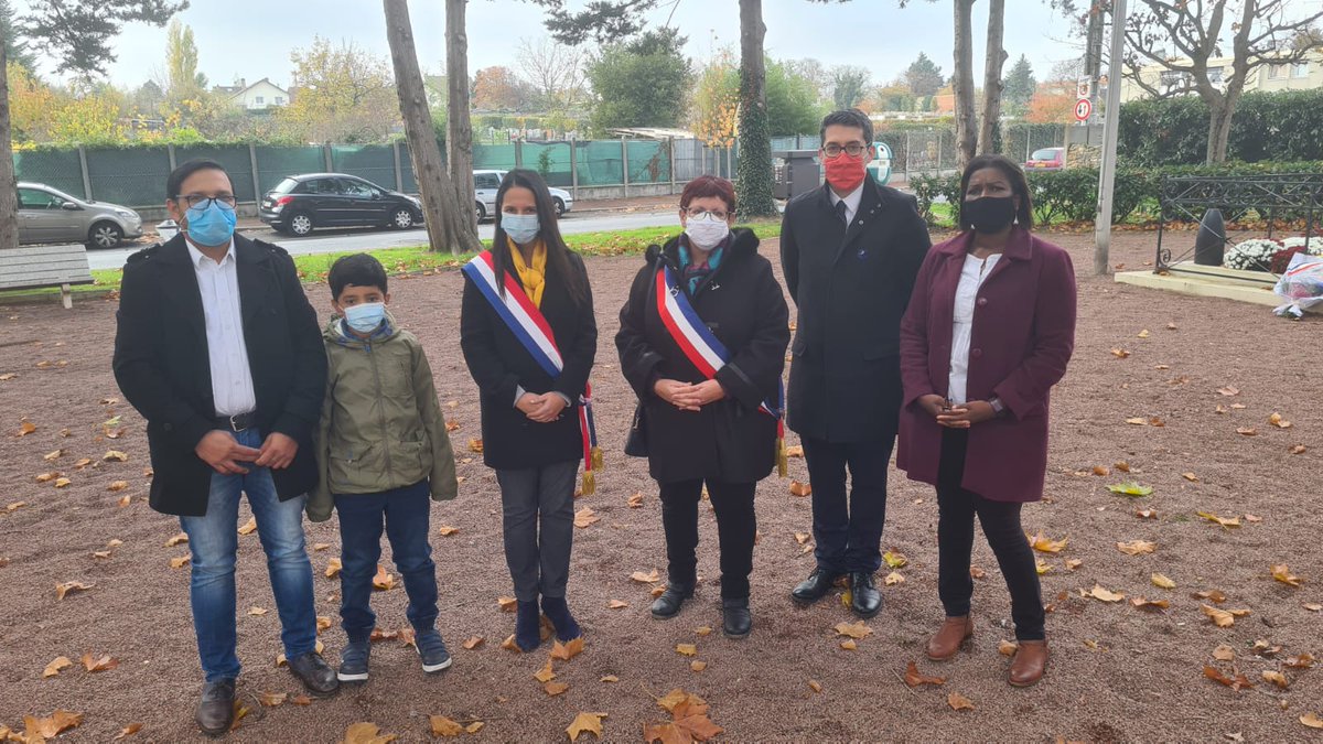AhmadiyyaAp's tweet photo. L’Amour de la Patrie fait partie de la Foi.
Des membres de la Communauté musulmane #Ahmadiyya ont participé à la commémoration à #Eaubonne en hommage aux héros mort pour la Patrie et ont déposé une gerbe de fleurs.

#11Novembre #Armistice
#MuslimsForRemembrance https://t.co/JDOdH013q1