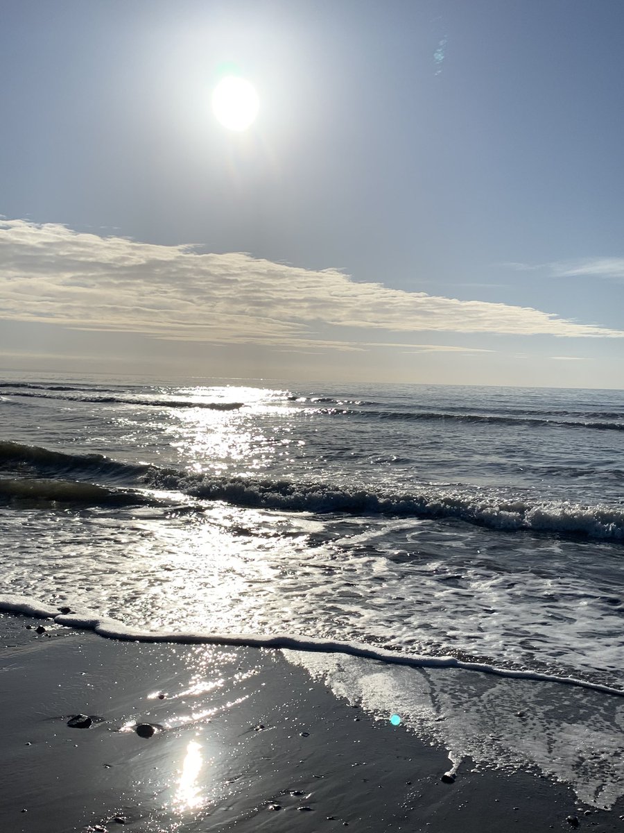 LindyLouMac's tweet photo. ‘This makes me happy’ is the prompt for today and living by the sea and being able to see scenes like this always lifts my spirits. #fmsphotoaday #fms_thismakesmehappy #mothernature #sea #beachview #tywynbeach https://t.co/spsFYeuawW
