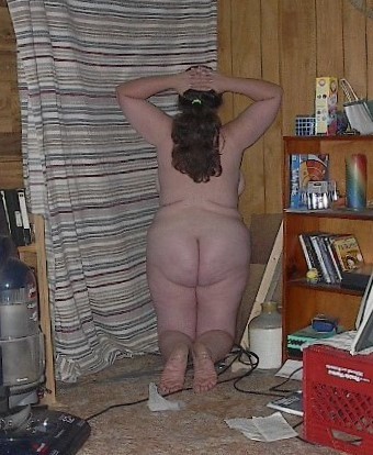 Juliette_tls's tweet photo. Non mais regardez moi le bazar de votre chambre !  Vous allez rester au coin pendant au mons une demi heure et après, vous viendrez vous allonger sur mes genoux ! Si il y a bien quelques choses que vous méritez, c'est bien une bonne fessée déculottée, vous êtes nue ? Et alors !! https://t.co/JlzlFsG811