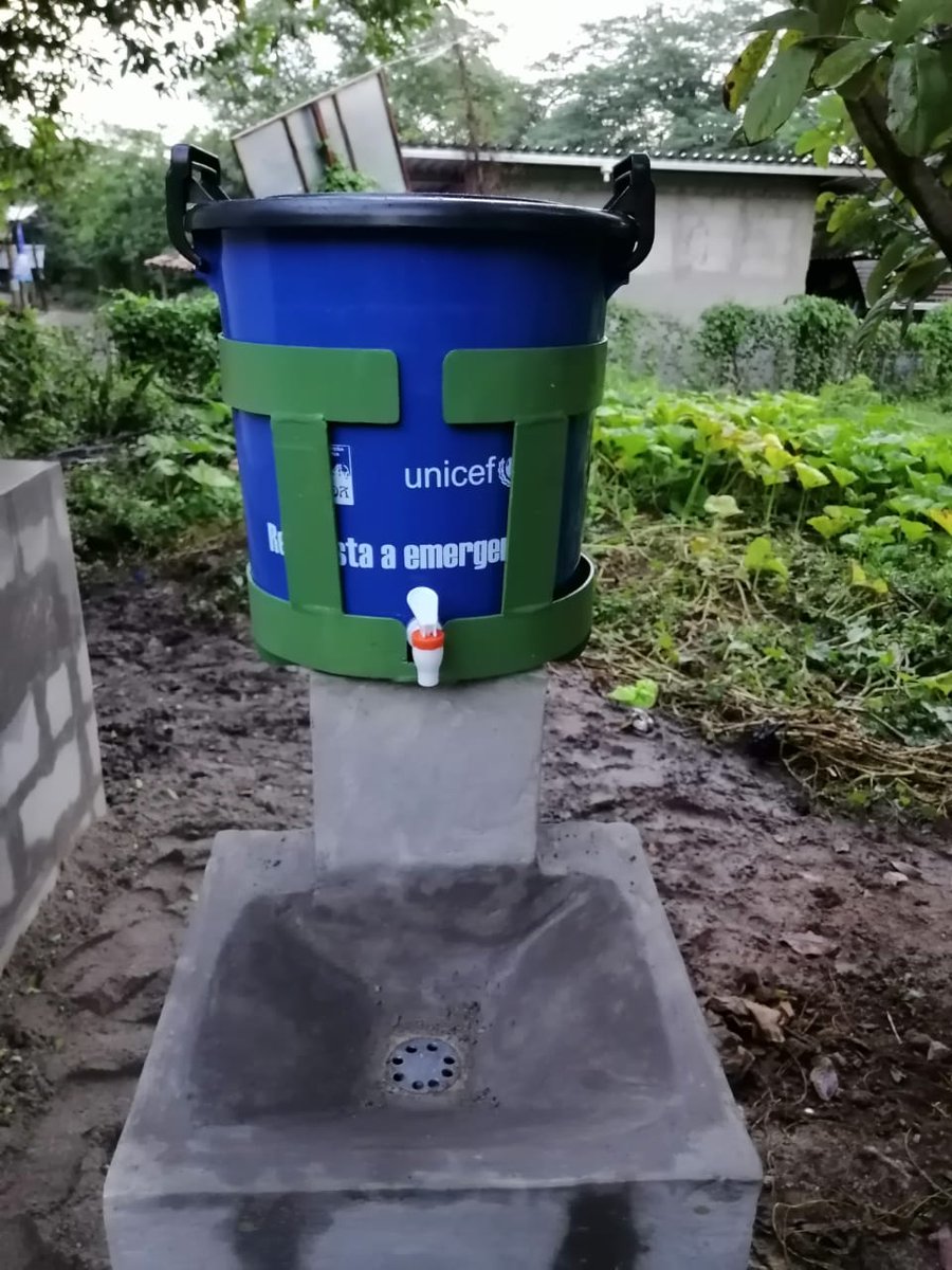 PVcomunicacion's tweet photo. Fondo Central de Respuesta a Emergencias de las Naciones Unidas implementado por @UnicefSV a través de PROVIDA socio implementador, colocamos 2 Puntos Seguros de Agua y 2 punto de lavado de manos para más 175 familias en Mayucaquin y Hacienda Vieja, afectadas #TAmanda San Miguel https://t.co/5vxfSFQCTf
