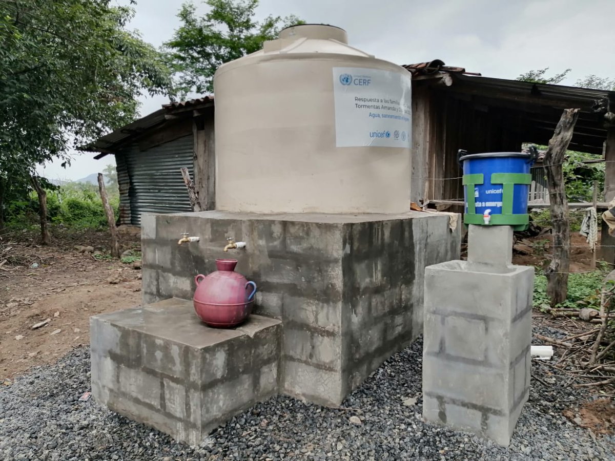 PVcomunicacion's tweet photo. Fondo Central de Respuesta a Emergencias de las Naciones Unidas implementado por @UnicefSV a través de PROVIDA socio implementador, colocamos 2 Puntos Seguros de Agua y 2 punto de lavado de manos para más 175 familias en Mayucaquin y Hacienda Vieja, afectadas #TAmanda San Miguel https://t.co/5vxfSFQCTf