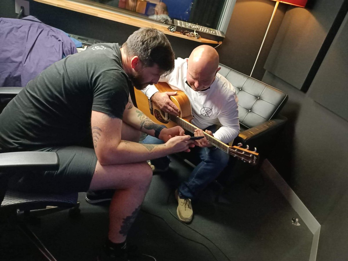 ZSUZIMUSIC's tweet photo. Putting final touches in place😉🤟🤟 https://t.co/UD5bnA1UOX