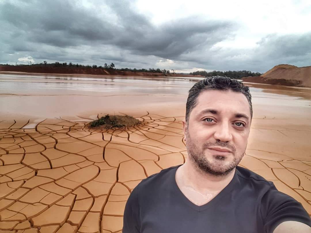 Bir toprak gibi ol ve insanlar seni çiğnese bile sen onlara çiçeklerini sun. Ancak o zaman sevgi ile taşarsın.

PARS
.
.
#dry #soil #clouds #music #clay #clayart #ground #wind #watercolor #toneoflife #live #love #black #pars #müzik #aşk