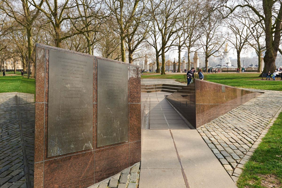CMFScholarships's tweet photo. The Canada Memorial Foundation is a living memorial to Canadian soldiers, in the shape of ongoing academic awards for bright scholars. Find out more about how UK students can apply to study for a year in Canada, or Canadian students in the UK.  https://t.co/0QHttLlNws https://t.co/bmEZvJ4fLb