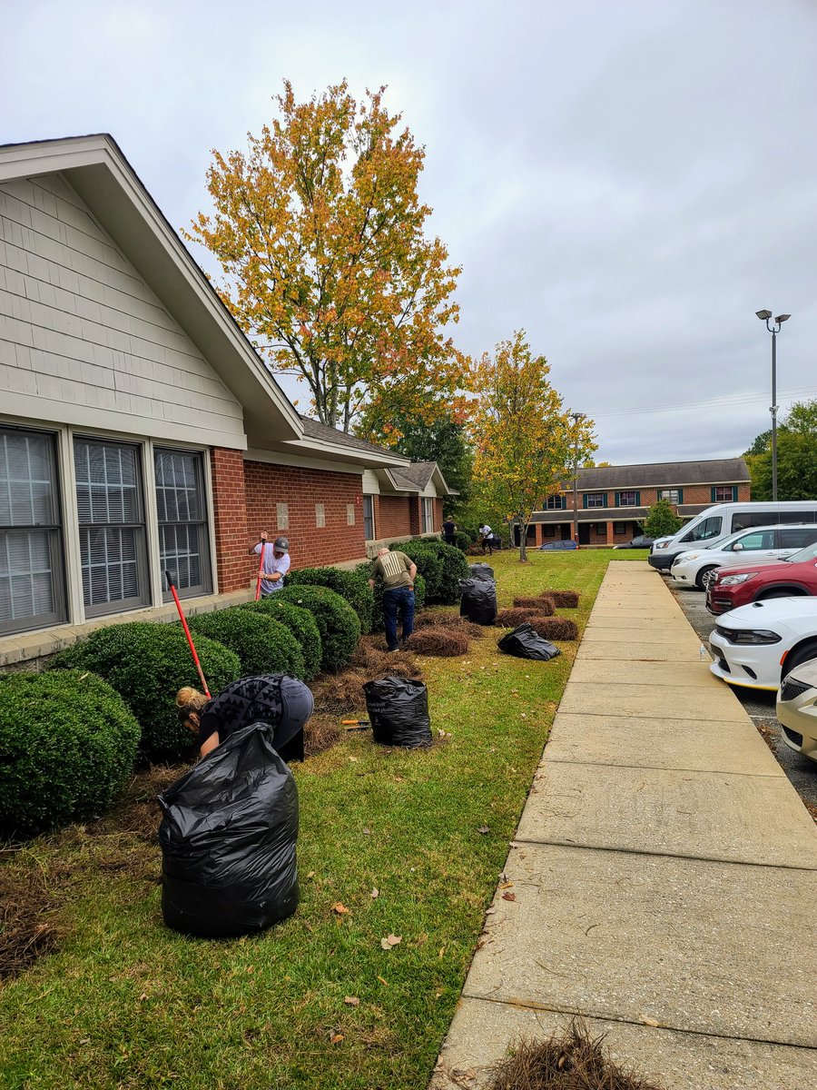 1SGMasterGunner's tweet photo. This weekend was great. Instructors and their families from the MCoE Master Gunner Courses came together to clean the grounds of Valley Rescue Mission Shelter. The greatest part about my job is the awesome people I work with.
#thisismysquad
@316CAVBDE @316th_Cav
#mikegolf https://t.co/qYwEF9ELR7