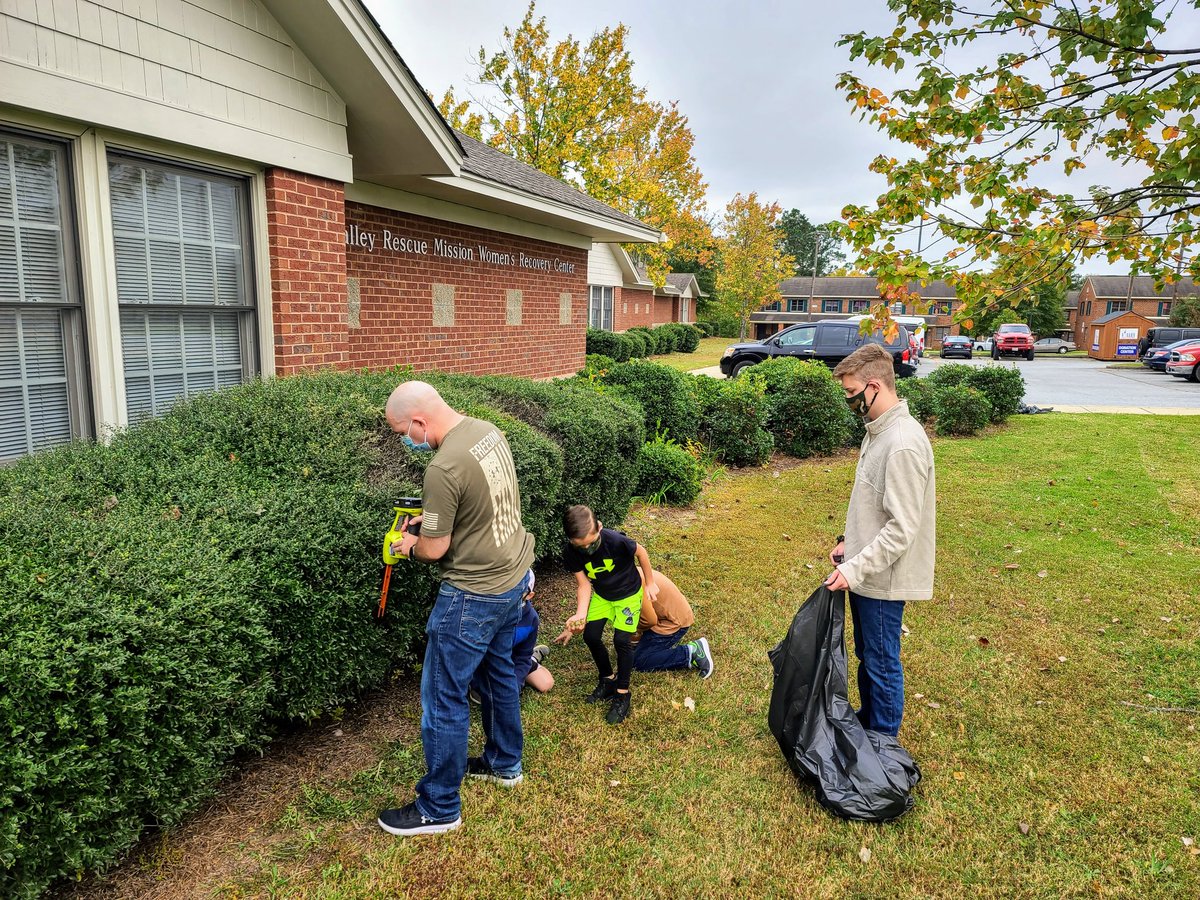 1SGMasterGunner's tweet photo. This weekend was great. Instructors and their families from the MCoE Master Gunner Courses came together to clean the grounds of Valley Rescue Mission Shelter. The greatest part about my job is the awesome people I work with.
#thisismysquad
@316CAVBDE @316th_Cav
#mikegolf https://t.co/qYwEF9ELR7