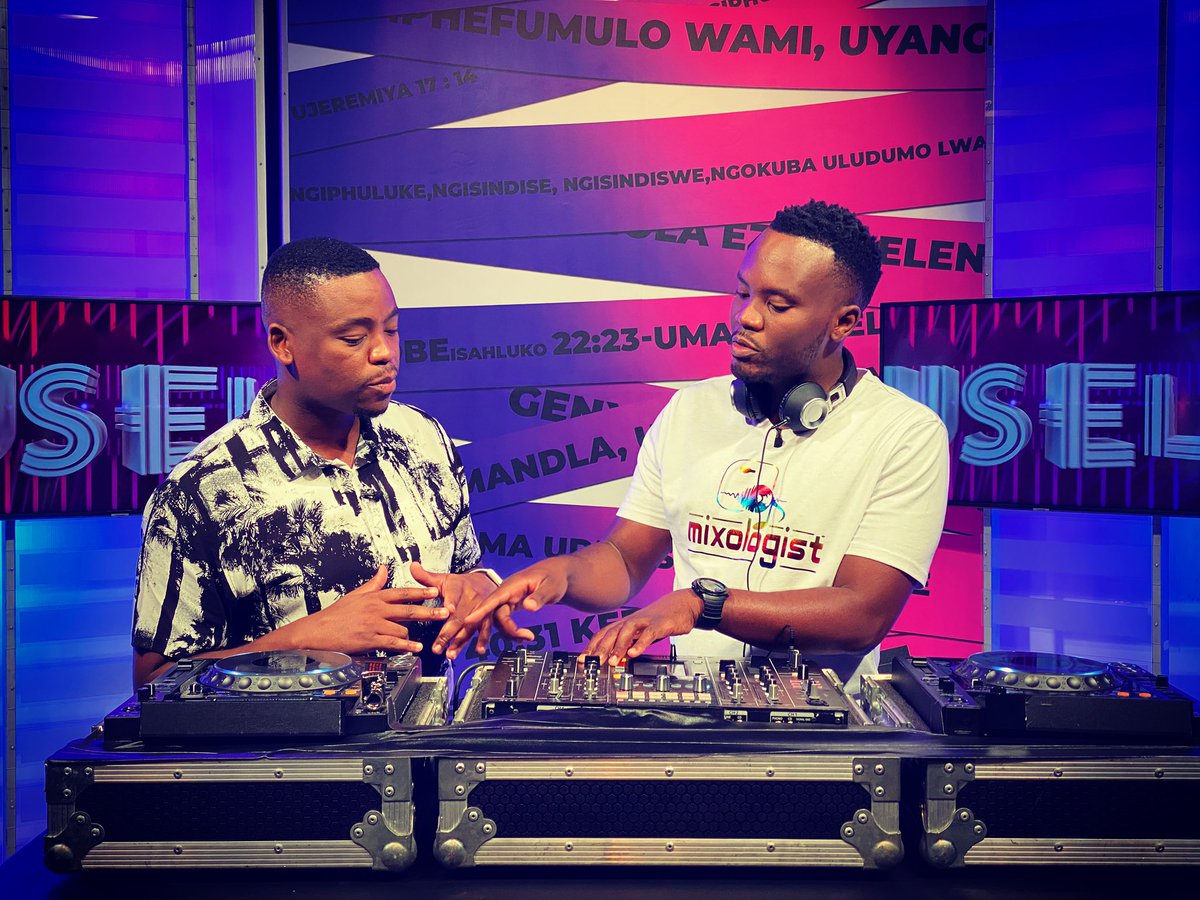 SbuNoah's tweet photo. To say the next season of #Imvuselelo will be fire is an understatement!!! Higher level, top zinto, my producer is doing the most!!! Dankie broyam @mixologist_dj 🔥
#Imvuselelo @dumisatv #Channel340 #IkhayaLendumiso https://t.co/d4gLr4CbKd