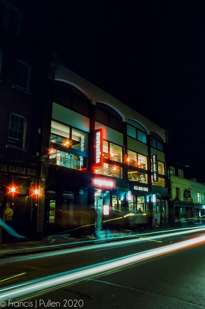 FrancisPullen's tweet photo. Another from my 'Edward Hopper' inspired Nigh Shoot in central Cambridge
Olympus OM1n
Zuiko 28mm f3.5 lens
CineStill 800T film, first time use
@BelieveInFilm @wagamama
#keepfilmlive #stilllshootfilm #edwardnhopper #cinestill800t #filmisnotdead #olympusOM1n #zuiko28mm https://t.co/eWQaDTwJy7