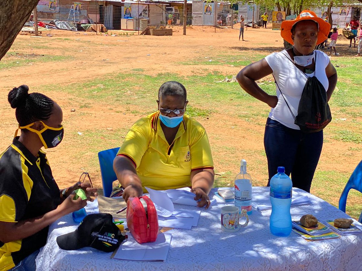 AncNcape's tweet photo. ANC volunteers of Priscilla Braaf, Phokwane sub-region helping community members at their stalls to go and Vote ANC.
#VoteANC
#DoNotForgetYourMask
π€ππ https://t.co/P5RFHchRwT