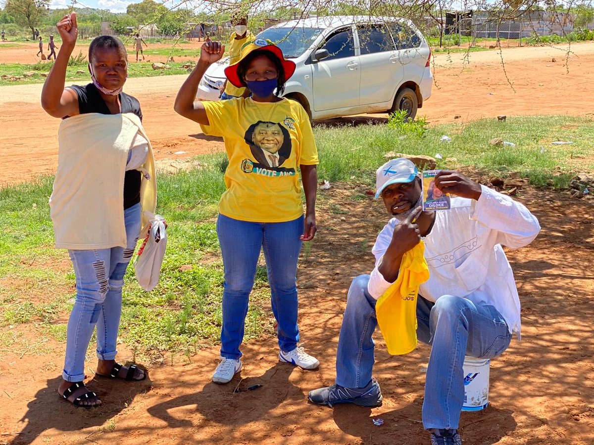AncNcape's tweet photo. ANC volunteers of Priscilla Braaf, Phokwane sub-region helping community members at their stalls to go and Vote ANC.
#VoteANC
#DoNotForgetYourMask
π€ππ https://t.co/P5RFHchRwT