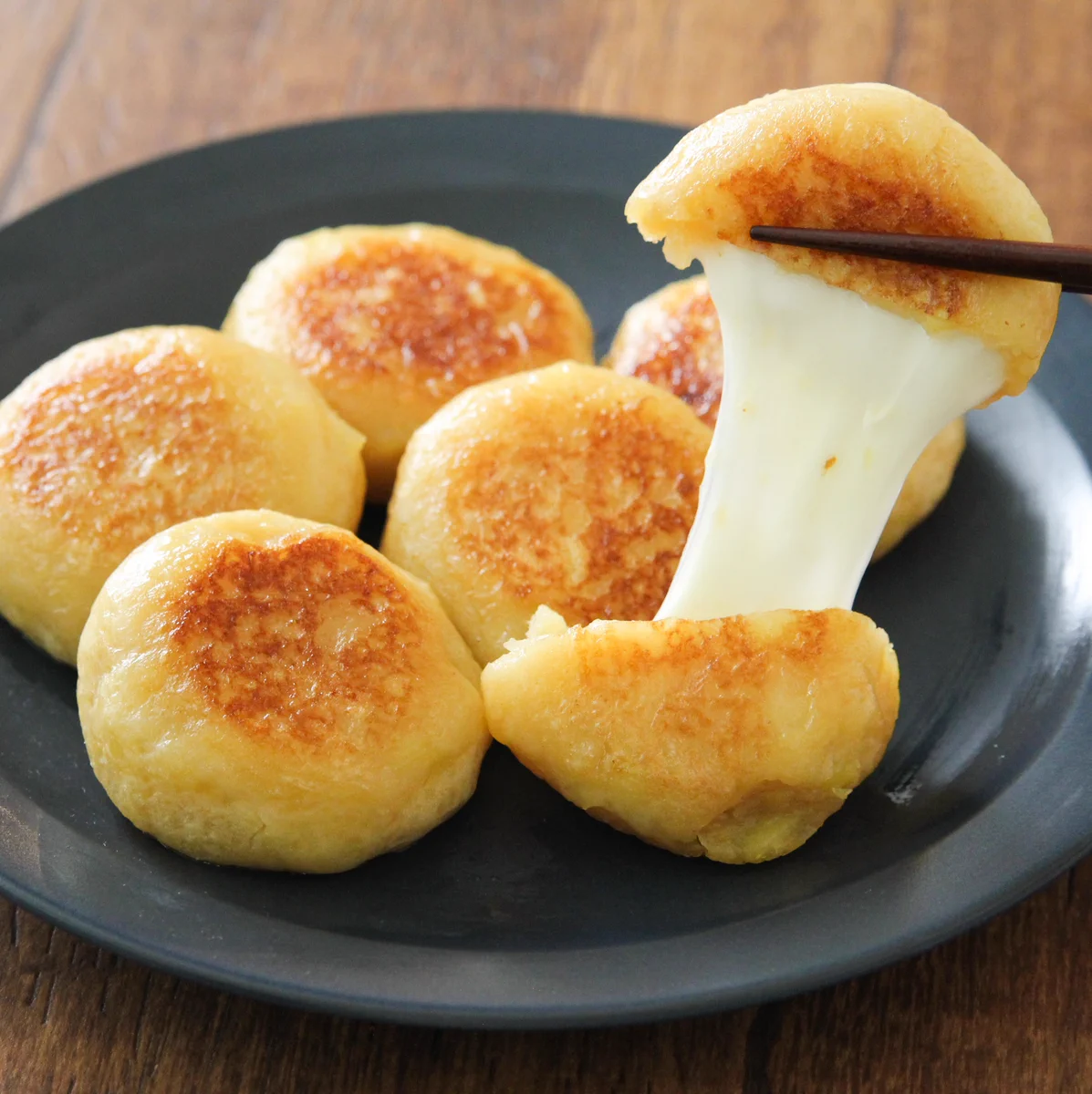 無限に食べてたくなる美味しさ？！伸びるチーズがたまらない、絶品芋餅のレシピ！