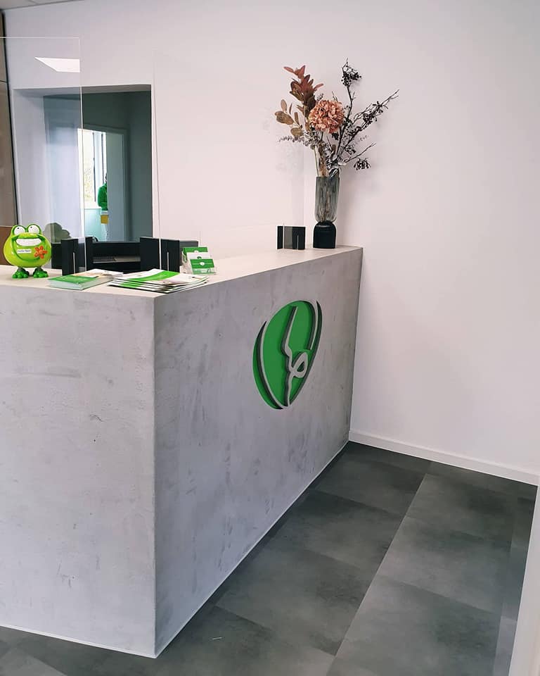 Na?👀Schon unsere neuen Praxisräume gesehen?
Unseren neu gestalteten Praxiseingang finden Sie an der Vorderseite des Hauses, dort stehen nun auch die Parkplätze zur Verfügung. Wir freuen uns, Sie begrüßen zu dürfen!💚Ihr Praxisteam💚 #DrSchwarzott #Friedrichshafen #Kluftern