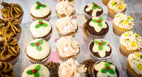 CupcakesnCrafts's tweet image. Sue's cupcake menu @AylesfordFmMrkt this Sunday has a festive theme to cheer you up.
Triple Choc Xmas Puddings
White Choc &amp;amp; Cranberry
Vanilla Stars
Xmas Fruit &amp;amp; Rum
Toffee Popcorn
Gluten-free and Dairy-Free options always available.
Pre-order to beat the queues and just collect.