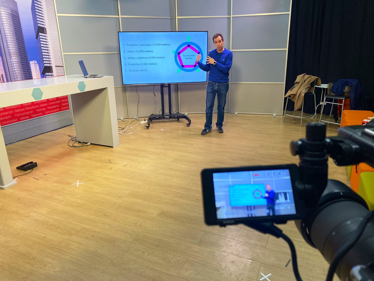 Nebrija's tweet photo. Según @crebate uno de los secretos del éxito a la hora de realizar un proyecto es “ser capaces de combinar la imaginación y la acción”. #Nebrijamasterclass. https://t.co/ANpjzVN3Q1