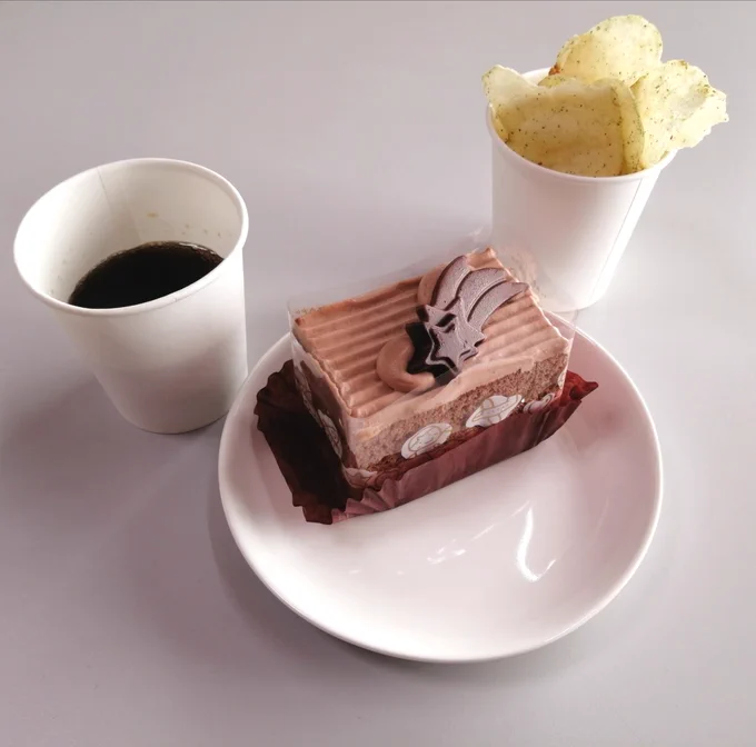 今日は作業所で先日の世界大会受賞のお祝いをして下さいました!ケーキ美味しかった?
最近は、苦手だった女の子を描く事にチャレンジしてます☺可愛くできてるかな☆
#絵描きさんと繫がりたい #art 