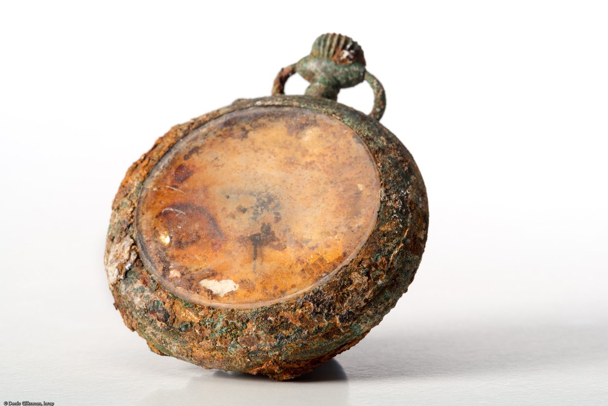 [🇫🇷 #11novembre] 📷 Montre à gousset appartenant à un sous-lieutenant décédé en 1915, retrouvée lors de la fouille d'un cimetière provisoire français de la Grande Guerre à Soupir (Aisne), 2004. © Denis Gliksman

Portfolio photos 👉 images-archeologie.fr/Accueil/Recher…

#Commémoration