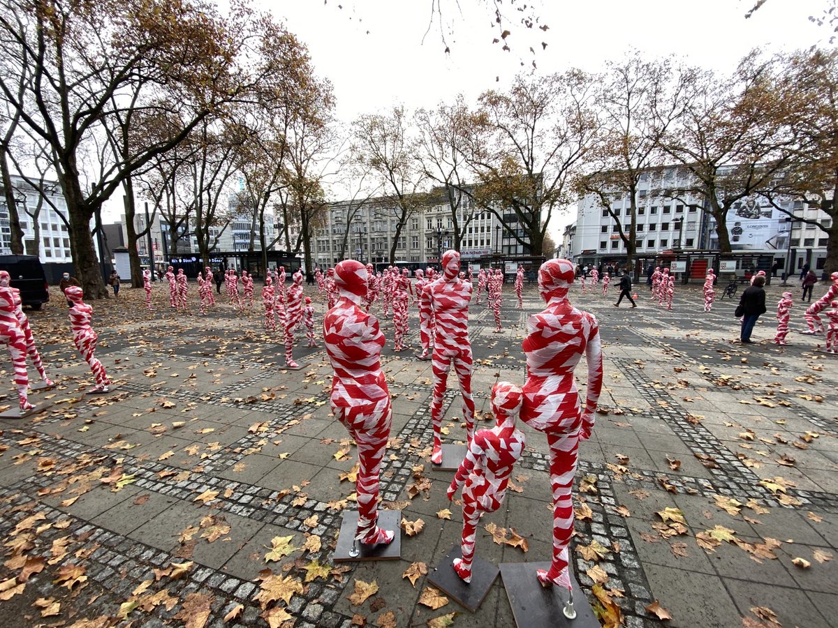 tief_kultur's tweet photo. Doch in @Koeln ein paar #Karneval-isten auf dem #Neumarkt unterwegs #JosefMeseg #itIsLikeItIs https://t.co/kutt263XFz