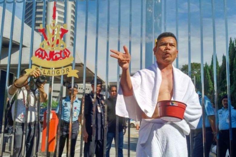 KLCC Escalator tweet media