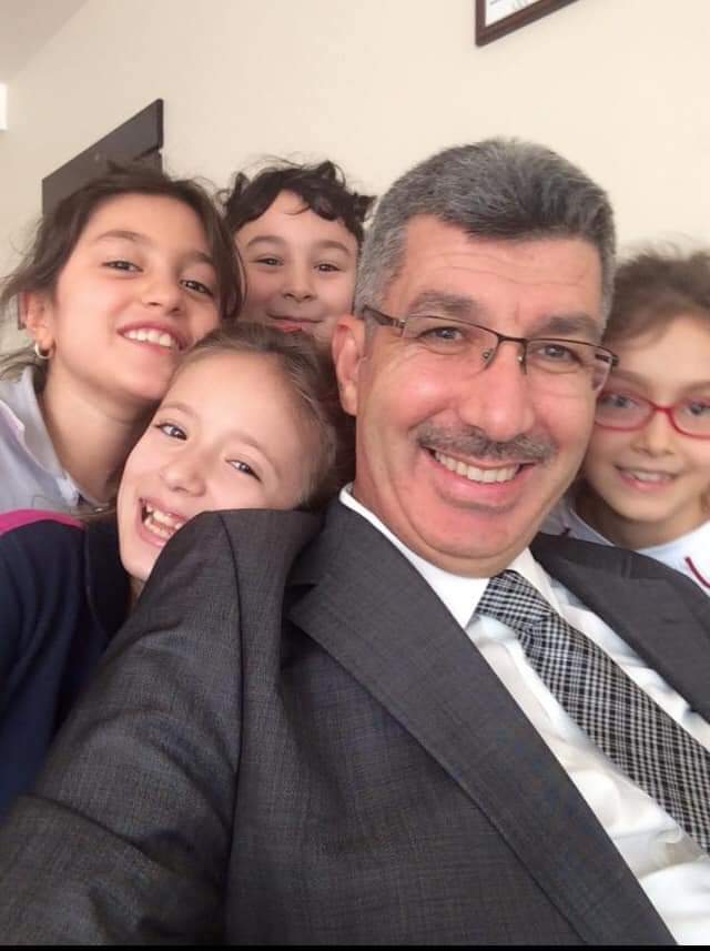 Güzel insanlara terörist dediler,bunu bünye kaldırmadı,4 yıldır Belçika da olmasına rağmen sevgili İshak müdürümüz ( çocuklarımın okul müdürü/Başakşehir Fatih) 2 yıldır kansere yakalanmıştı,tedavi görüyordu,bu gün vefat etti.Allah Rahmet Eylesin 
(İshak Göğebakan)