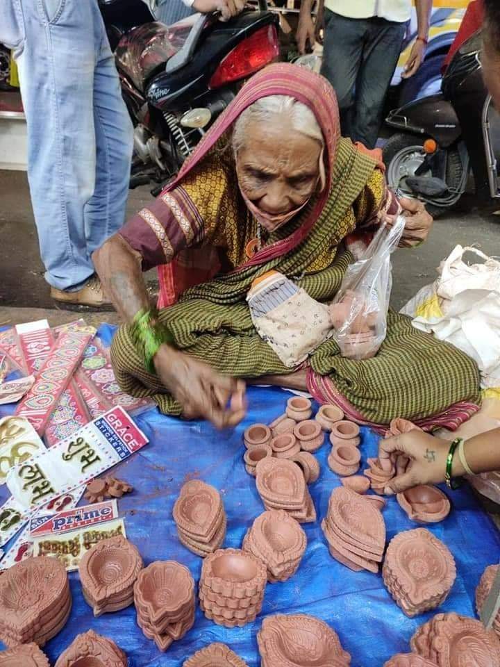 SandeshGhadage's tweet photo. दादर कबुतर खाना जवळ विनायक अगरबत्ती शॉप च्या समोर ही आपली मराठमोळी आजी "गुणाबाई" 20 रुपयाला 4 मातीच्या पणत्या विकतात, आपण दादर मध्ये कुठे पण खरेदी करत असाल तर  जमल्यास आजी कडून खरेदी करा  🙏

तिची आणि तिच्या परिवाराची दिवाळी चांगली जाईल... https://t.co/wx6VJfZ2SX