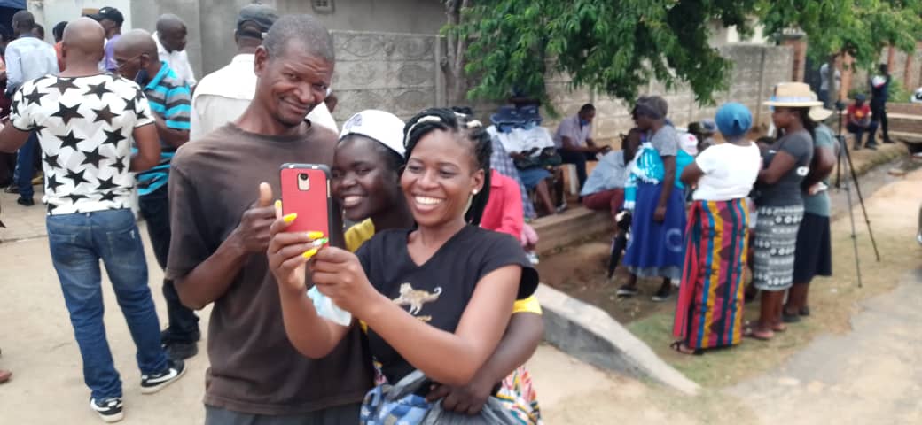 Zimindependent's tweet photo. Firimoni, real name Fanuel Tonganayi who appeared in the drama series 'Gringo' is also in attendance. Fans ran to him for kodak moments. #RIPGRINGO https://t.co/dTnldAZ3E5