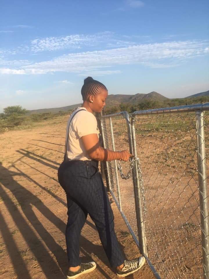 hamptonsjazzbw1's tweet photo. KHUMO VULI GATE!! 🤣🤣

Standard farm fencing is complete at #HamptonsFarm, thanks to our greatest project manager Ms. Khumo Peo Tselayakgosi! 

Whatever next, in the mean time Khumo vuli gate!! We want to farm, we want to dance💃. Can 2021 come already?

#HamptonsFarmSmallSteps https://t.co/ErBVm1qQYW