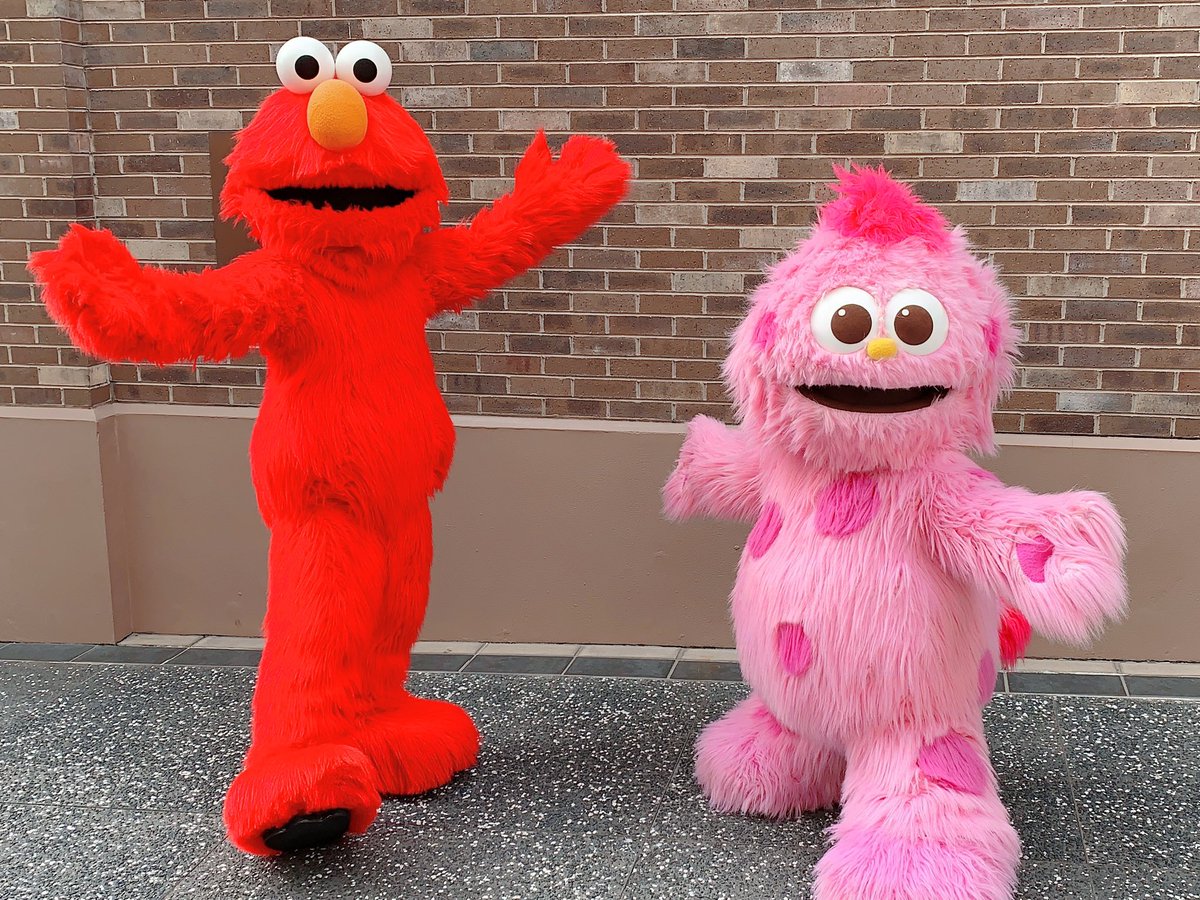 ゆうき 11月11日 水 13 00頃 ハリウッド エリア エルモ モッピー 2人同時に レアなの撮れました Usj Usjファン エルモ モッピー セサミストリート ハリウッドエリア グリーティング