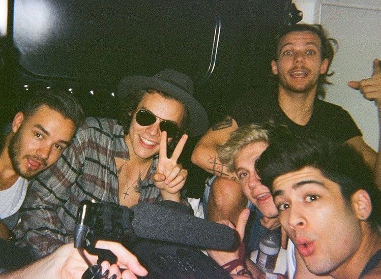 buzzraketak_'s tweet photo. #1Dwearestillhere https://t.co/SNxAqA89bv