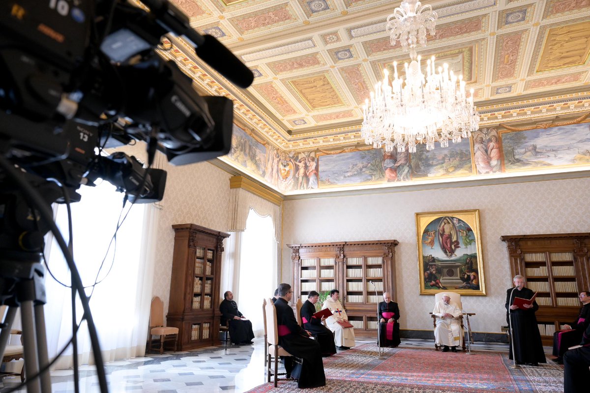 zenitenglish's tweet photo. Amid #COVID19 resurgence, #PopeFrancis resumes privately streamed #GeneralAudiences for second week in a row https://t.co/bpsG7AQNZB