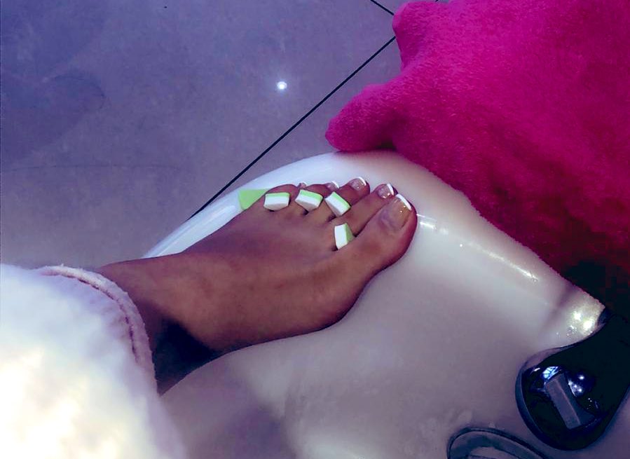 Goldensoles9's tweet photo. #perfecttoes #NewProfiePic #feetcontent #feet #Footcommunity #pedicure #pedi #legsfordays #dangle #footfetish #pinkfeet #pinksoles #usedsocks #cutefeet #sweatysoles #bigfeetgirls #slipperfeet #nailsalon #ladiesfeet #groomed #perfectarch https://t.co/0LF65YmLDl